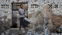 Meskipun membutuhkan biaya yang tidak sedikit, Hasan dan keluarganya tetap berusaha untuk membangun kembali rumah mereka.