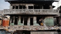 Permukiman di RW 05, 06, dan 12 adalah area padat penduduk di mana rumah bukan luas ke samping, melainkan ke atas.
