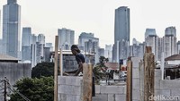 Rata-rata rumah di ketiga RW ini dibangun berhimpitan dan dengan ukuran yang cukup kecil yakni 20-25 meter persegi (m2).