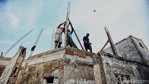 Warga Manggarai, kembali membangun rumahnya setelah terbakar hebat pada 13 Agustus 2024 lalu.