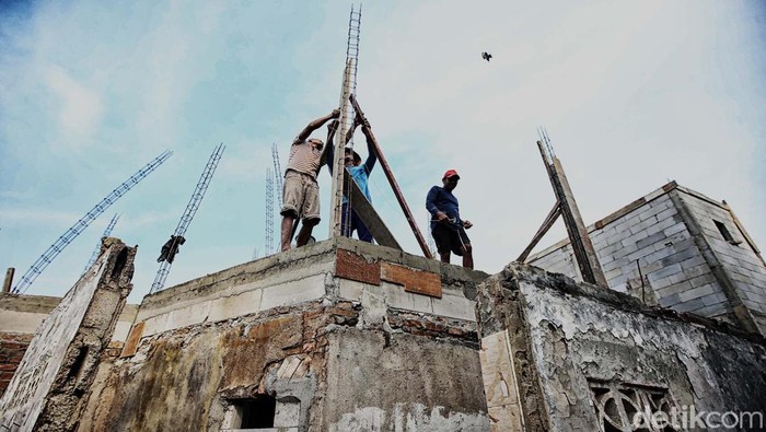 Asa Warga Manggarai Membangun Rumahnya Warga Manggarai, kembali membangun rumahnya setelah terbakar hebat pada 13 Agustus 2024 lalu.