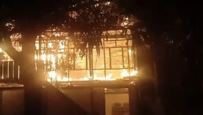 Asrama Putra Ponpes NU di Soppeng terbakar.