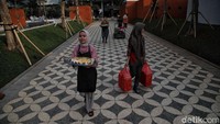 Sejumlah warga beraktivitas di kawasan ruang terbuka hijau Universitas Katolik Indonesia Atma Jaya, Semanggi, Jakarta, Jumat (4/10/2024).   