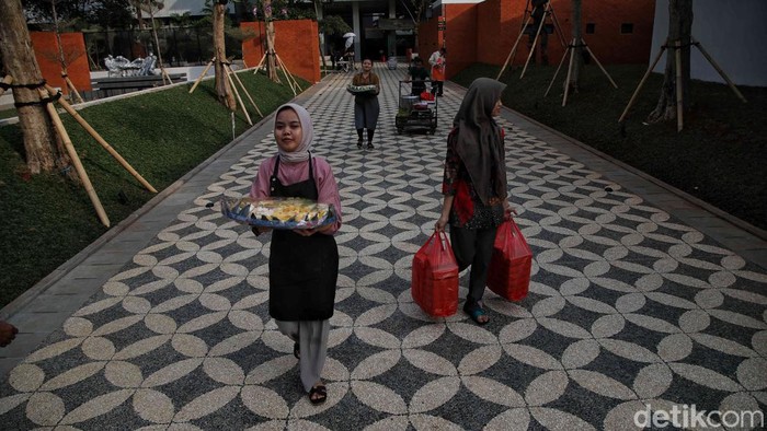Sejumlah warga beraktivitas di kawasan ruang terbuka hijau Universitas Katolik Indonesia Atma Jaya, Semanggi, Jakarta, Jumat (4/10/2024).