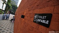 RTH ini memiliki beragam fasilitas salah satunya toilet difable.  