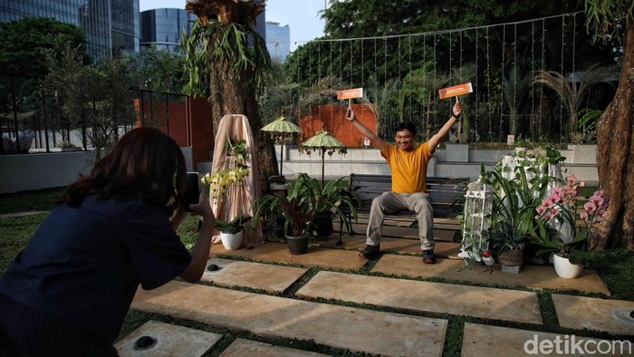 Sejumlah warga beraktivitas di kawasan ruang terbuka hijau Universitas Katolik Indonesia Atma Jaya, Semanggi, Jakarta, Jumat (4/10/2024).