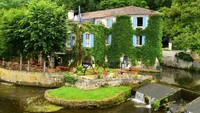 Selain Brantome, Rudner juga merekomendasikan tempat-tempat indah lainnya dekat desa tersebut, di antaranya Kota Perigueux, Sarlat la Caneda, Gua Lascaux, Les Jardins de Marqueyssa, pasar dan festival truffle, serta banyak kastil dan kebun anggur di Bergerac. Getty Images/iStockphoto/mauinow1