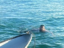 Bakamla Evakuasi Nelayan yang Kapalnya Terbalik di Perairan Batam