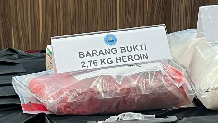 Barang bukti 2,67 kg heroin jaringan internasional yang akan diselundupkan melalui Bandara Soekarno Hatta.