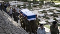 Tentara membawa peti jenazah Kapten Angkatan Darat Israel Eitan Yitzhak Oster, yang tewas dalam pertempuran di Lebanon, selama pemakamannya di Mt. Herzl pemakaman militer di Yerusalem. IRGC, di sisi lain, mengatakan bahwa 90% proyektil yang ditembakkan mengenai sasarannya atau mampu menembus sistem pertahanan Iron Dome. AP/Maya Alleruzzo