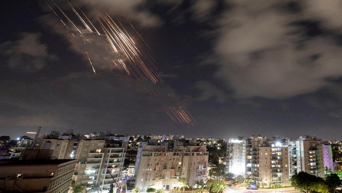 Bingkai Sepekan: Timur Tengah Meradang FILE PHOTO: Israel's Iron Dome anti-missile system intercepts rockets after Iran fired a salvo of ballistic missiles, as seen from Ashkelon, Israel, October 1, 2024 REUTERS/Amir Cohen ATTENTION EDITORS: ADDING INFORMATION/File Photo