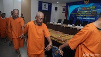 Para tersangka dijerat dengan Pasal 114 (2) Jo Pasal 111 (2) Jo Pasal 132 (1) sub Pasal 112 (2) Jo Pasal 132 (1) Undang-Undang No. 35 Tahun 2009 tentang Narkotika, dengan ancaman maksimal hukuman mati atau pidana penjara seumur hidup.