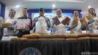 Kasus ini merupakan pengembangan dari kasus sebelumnya, di mana BNN telah berhasil mengamankan narkotika jenis sabu dari Laos yang dikendalikan oleh Dewi Astuti.