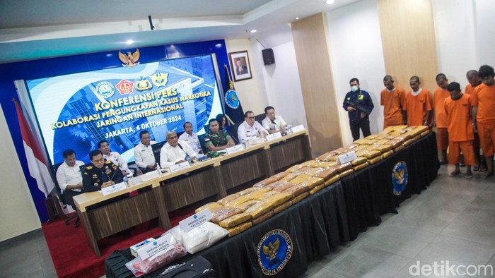 Badan Narkotika Nasional (BNN) mengungkap nama Dewi Astuti asal Jawa Timur sebagai gembong narkoba internasional. Barang bukti heroin sampai sabu disita.