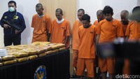 Ia diduga mengendalikan narkoba dari kawasan segitiga emas Asia Tenggara bagian utara yang diisi para gembong narkoba.