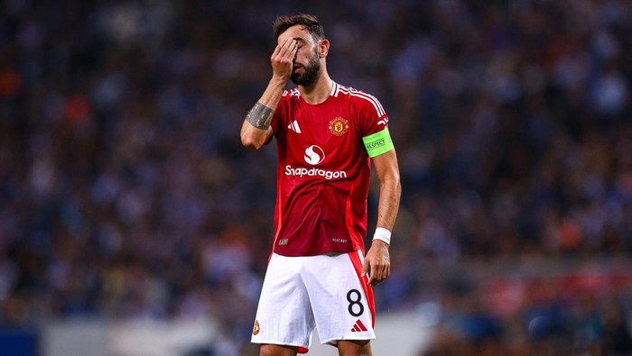 PORTO, PORTUGAL - OCTOBER 03: Bruno Fernandes of Manchester United looks dejected during the UEFA Europa League 2024/25 League Phase MD2 match between FC Porto and Manchester United at Estadio do Dragao on October 03, 2024 in Porto, Portugal. (Photo by Diogo Cardoso/Getty Images)