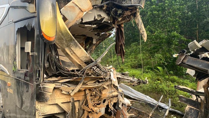 Bus Aero tabrak truk di Tol Pekanbaru-Dumai. (Foto: Dok Ditlantas Polda Riau)