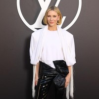 Cate Blanchett memilih tampilan yang modest tapi tetap stand-out dengan aksen pita bervolume celananya. (Foto: Getty Images/WireImage/Marc Piasecki)