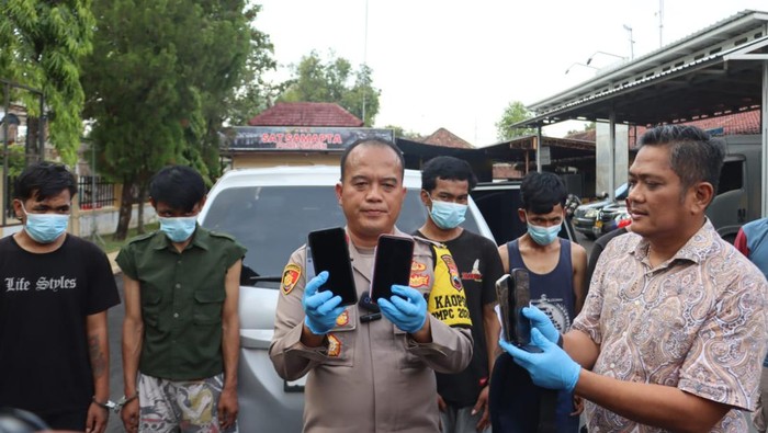 Kapolres Sragen AKBP Petrus Parningotan, saat menunjuk barang bukti handphone hasil copet.
