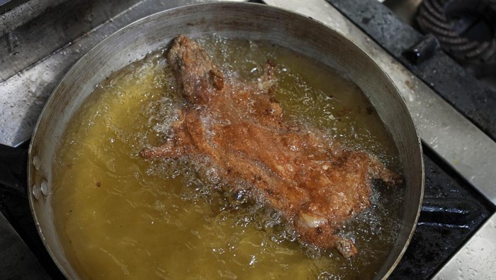 Cuy, Kuliner Unik Khas Peru yang Wajib Dicoba Cuy atau marmut, adalah hidangan tradisional Peru yang menawarkan rasa dan tekstur unik. Dihidangkan utuh, cuy dijadikan simbol keberagaman kuliner.