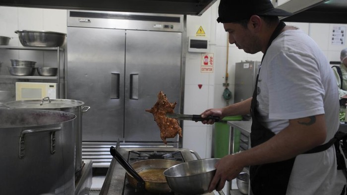 Cuy atau marmut, adalah hidangan tradisional Peru yang menawarkan rasa dan tekstur unik. Dihidangkan utuh, cuy dijadikan simbol keberagaman kuliner.