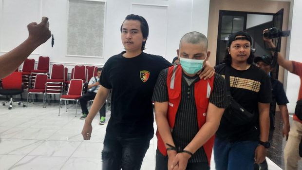 Daniel Sihombing, diamankan polisi usai membunuh Restiyang mayatnya disimpan dalam lemari