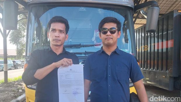 Daniel Simangunsong saat melaporkan selebgram ke Polda Sumut. (Finta Rahyuni/detikSumut)