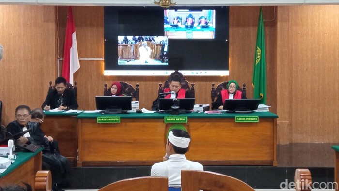 Dedi Mulyadi saat menjadi saksi dalam sidang PK Sudirman di PN Cirebon