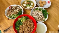 Ada tiga jenis mie yang ditawarkan di sini, yaitu ada mie keriting, mie lebar dan mie karet semuanya dibuat secara fresh setiap harinya dan tentunya tanpa bahan pengawet. Foto: detikFood