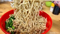 Tekstur mie keritingnya kenyal dan garing, minyak ayam dan bawang putihnya terasa di setiap suapan. Tanpa tambahan kuah atau sambal pun racikan mie ini sudah enak. Foto: detikFood