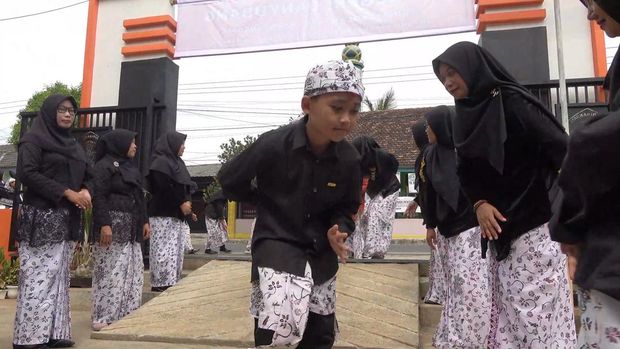 Dinten Jawi, Upaya Melestarikan dan Mengenalkan Budaya Jawa pada Siswa