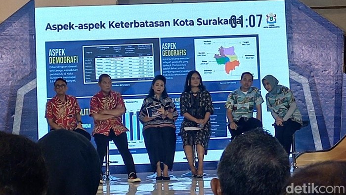 Dua pasangan calon Wali Kota-Wakil Wali Kota Solo, Teguh Prakosa-Bambang Nugroho dan Respati Achmad Ardianto-Astrid Widyani saat menghadiri acara Sambung Rasa bersama Kadin Solo di Sunan Hotel Solo, Jumat (4/10/2024).