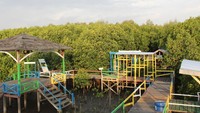 Warna-warni jembatan dan gazebo di kawasan Mangrove Lantebung memberikan kesan ceria, cocok sebagai latar belakang foto yang Instagramable. (Foto: Rada Dhe Anggel/detikSulsel)