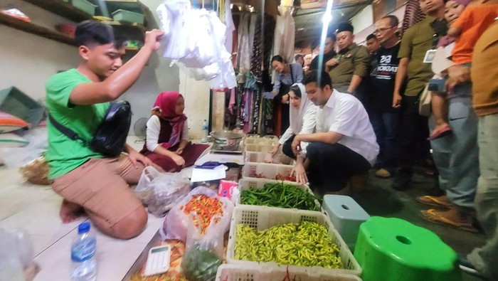 Emil Dardak saat mengunjungi Pasar Menganti Gresik