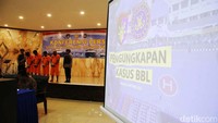 Empat pelaku itu berinisial DS, DD, DE, dan AM. Mereka memiliki peran yang berbeda-beda dalam kasus ini.
