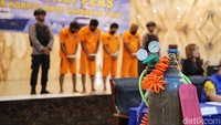 Atas kasus ini, para pelaku dijerat Pasal 92 Undang-Undang Perikanan Nomor 45 Tahun 2009 sebagaimana perubahan dari Undang-Undang 31 Tahun 2004 tentang Perikanan. Mereka terancam 8 tahun penjara dan denda Rp 1,5 miliar.
