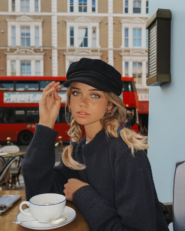 Estelle juga diketahui berprofesi sebagai model selagi kuliah jurusan hukum Postgraduate Diploma. Ia baru saja melalukan pemotretan dengan sebuah brand jam mewah Longines sebulan setelah bergabung dengan Select Model Management.    Foto: Instagram Estelle Ogilvy