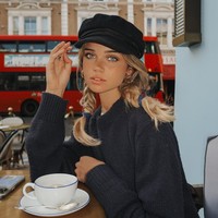 Estelle juga diketahui berprofesi sebagai model selagi kuliah jurusan hukum Postgraduate Diploma. Ia baru saja melalukan pemotretan dengan sebuah brand jam mewah Longines sebulan setelah bergabung dengan Select Model Management.    Foto: Instagram Estelle Ogilvy