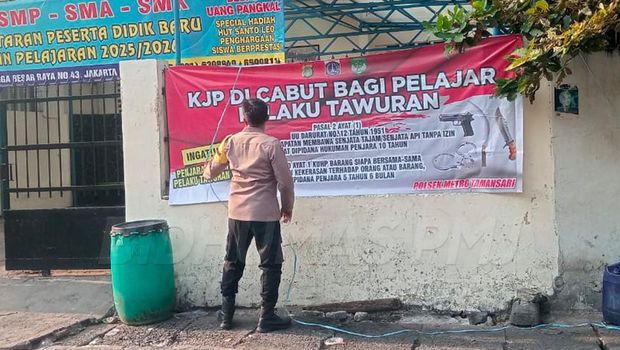 Fenomena aksi tawuran marak terjadi di Jakarta. Polisi terus berupaya mencegah hingga menegakkan hukum. Pelajar terlibat tawuran akan dicabut hak KJP-nya. (dok Polsek Tamansari)