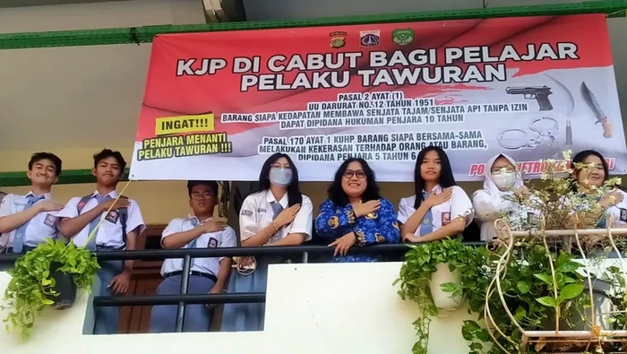 Fenomena aksi tawuran marak terjadi di Jakarta. Polisi terus berupaya mencegah hingga menegakkan hukum. Pelajar terlibat tawuran akan dicabut hak KJP-nya. (dok Polsek Tamansari)