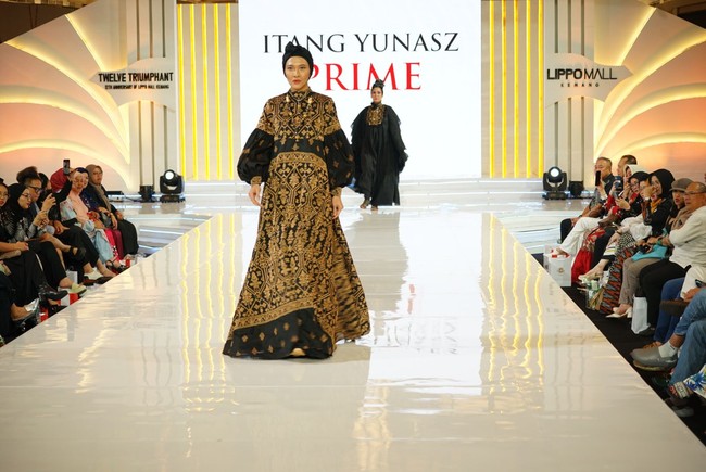 “Sebanyak 25 koleksi baru ini dikreasikan untuk konsumen usia 25 tahunan ke atas. Koleksi ini untuk Itang Yunasz Prime,” ujar Itang Yunasz. Foto: Dok. Lippo Mall Kemang