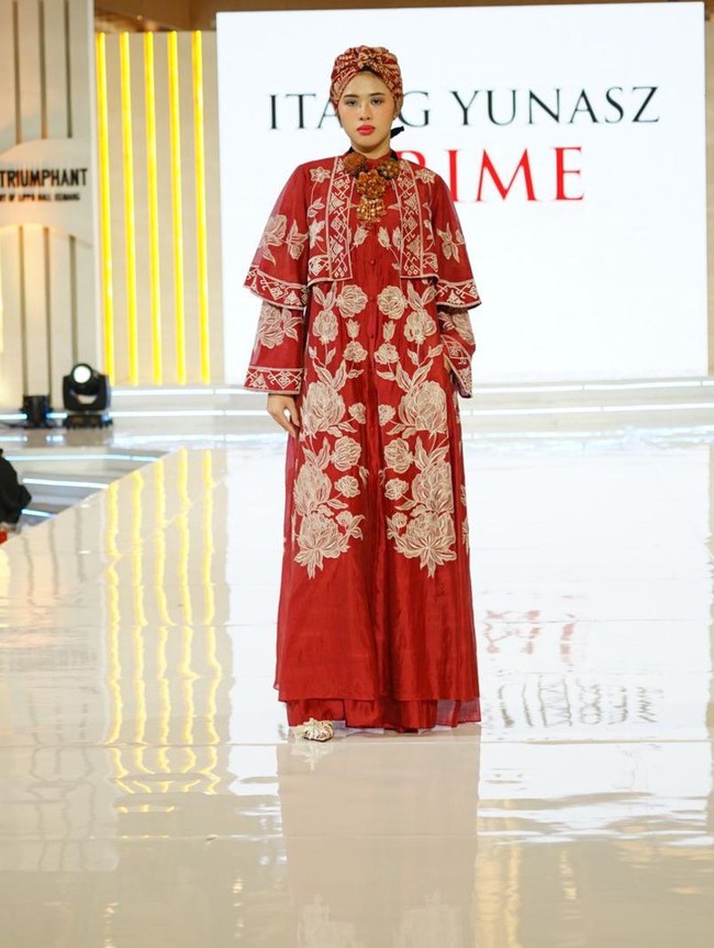 Berlanjut ke warna lebih intens seperti merah marun hingga hitam. Foto: Dok. Lippo Mall Kemang