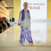 Pilihan palet sangat beragam. Dibuka dengan busana berpotongan longgar bernuansa biru dan keunguan. Foto: Dok. Lippo Mall Kemang