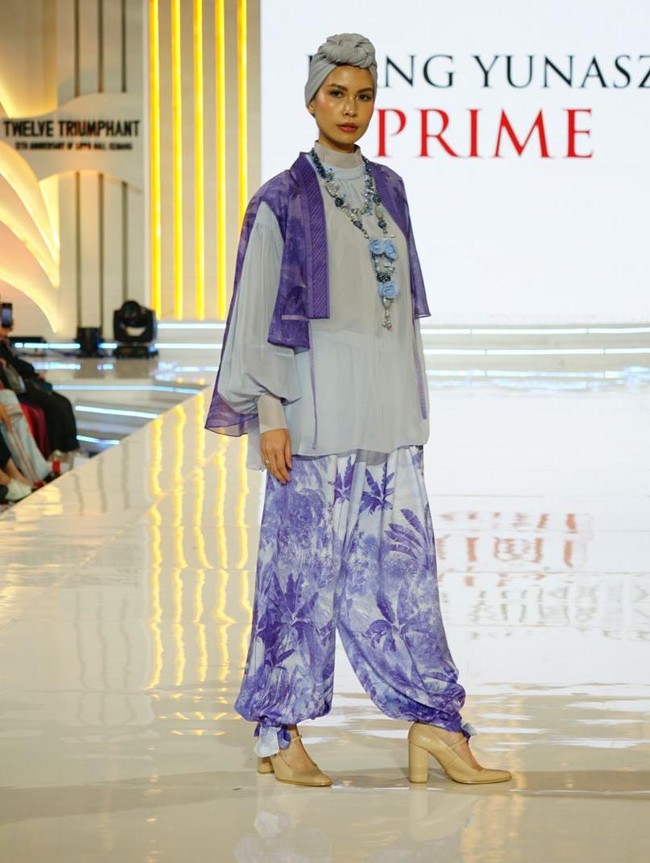 Pilihan palet sangat beragam. Dibuka dengan busana berpotongan longgar bernuansa biru dan keunguan. Foto: Dok. Lippo Mall Kemang
