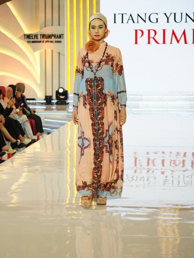 Hadir pula padu-padan blouse, outer dan celana berpotongan lebar. Foto: Dok. Lippo Mall Kemang