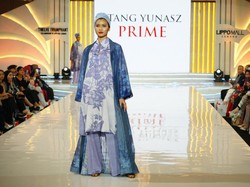 10 Koleksi Arunika Itang Yunasz, Jadi Gong Fashion Runway Lippo Mall Kemang