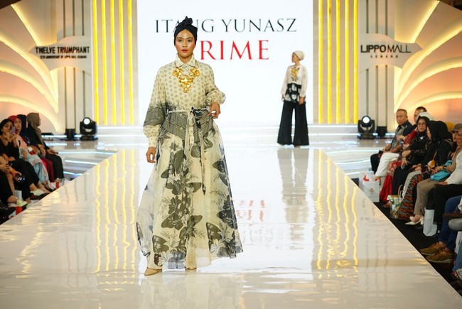 Sebanyak 24 set busana menampilkan karya-karya para pengrajin Bali dengan detail sulaman maupun lukisan yang atraktif. Foto: Dok. Lippo Mall Kemang