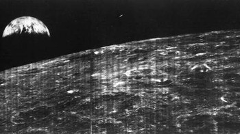 Pada tanggal 23 Agustus 1966, sebuah pengorbit bulan mengambil gambar Bumi ini dari Bulan. Gambar yang luar biasa diambil selama putaran ke-16 pengorbit mengelilingi Bulan. Foto: MyModernmet