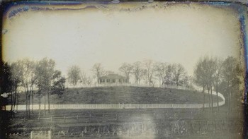 Daguerreotype tahun 1848 dari Upper West Side Manhattan ini adalah foto tertua yang masih ada di New York. Pada tahun 2009, itu dijual di Sothebys seharga USD 62.500 atau Rp 968 juta. Sayangnya, foto pertama New York, yang menunjukkan Gereja Unitarian, sekarang hilang. Foto: Mymodernmet