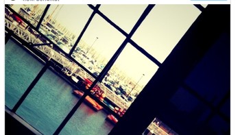 Pada tanggal 16 Juli 2010, salah satu pendiri Instagram Mike Krieger mengunggah postingan pertama di Instagram. Sebenarnya, itu diunggah menggunakan aplikasi bernama Codename, yang tiga bulan kemudian menjadi aplikasi yang kita semua kenal dan sukai. Fotonya menggambarkan pelabuhan Pantai Selatan di Dermaga 38. Beberapa jam kemudian, salah satu pendiri Instagram lainnya Kevin Systrom mengunggah postingan pertamanya, yang menangkap anjingnya duduk di kios taco di Meksiko. Foto: MyModernmet